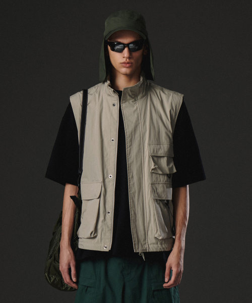 Жилет CN с мульти-карманами Greyish Beige