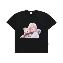 BABY FACE BEAR DOLL HUG SHORT SLEEVE T-SHIRT BLACK