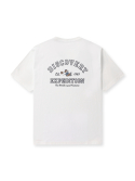디스커버리 익스페디션(DISCOVERY EXPEDITION) 킨조 바시티 타이포 그래픽 티셔츠 (O/WHITE)