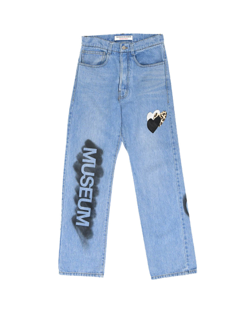 LEATHER PATCH SPRAYED DENIM PANTS (DENIM)