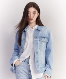 DENIM TRUCKER JACKET light blue