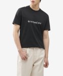 지방시(GIVENCHY) 남성 로고 리버스 프린팅 슬림핏 반소매 티셔츠 - 블랙 / BM71653Y6B001