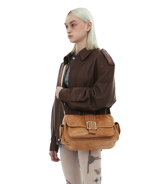 MUSINSA | OSOI MESSENGER BROCLE [PEANUT BROWN]