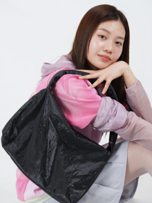 퍼프업 숄더백 Puff-Up Shoulder Bag (Black/Fuchsia)