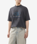 발렌시아가(BALENCIAGA) 남성 SURFER 미디엄 핏 반소매 티셔츠 - 차콜 / 764235TPVM31412