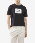 씨피 컴퍼니(CP Company) 남성 30/1 라벨 그래픽 반소매 티셔츠 - 블랙 / 16CMTS042A005100W999