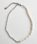 바이브(BYBE) HALF PEARL NECKLACE