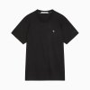 남 블랙 레귤러핏 CK 로고 뱃지 반팔 티셔츠 J324899 BEH