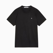 남 블랙 레귤러핏 CK 로고 뱃지 반팔 티셔츠 J324899 BEH