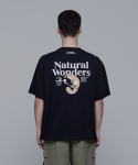 내셔널지오그래픽(NATIONALGEOGRAPHIC) N242UTS970 내추럴 원더 오리너구리 에코 반팔 티셔츠 CARBON BLACK