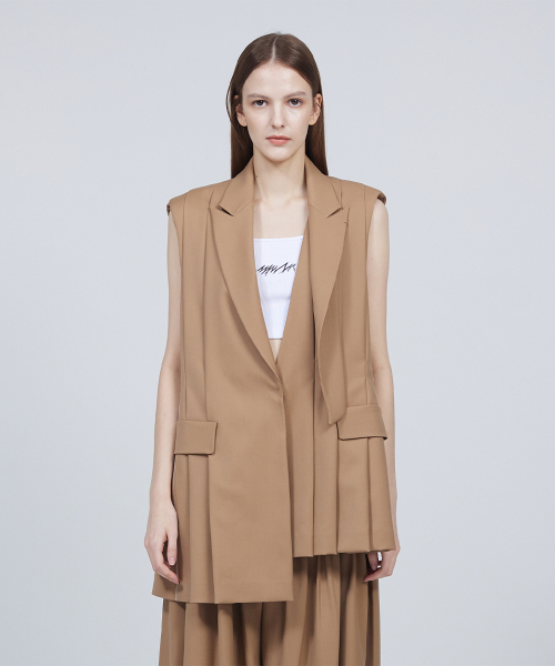 Pleated line signature vest