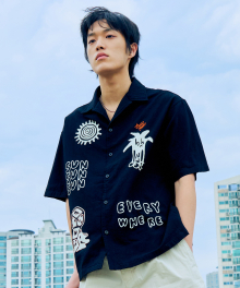 COLLAGE EMBROIDERY HALF SHIRTS [BLACK]