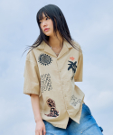 COLLAGE EMBROIDERY HALF SHIRTS [BEIGE]