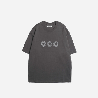 999휴머니티(999HUMANITY) EVD 로고 하프 티셔츠 (차콜)