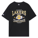 엔비에이(NBA) LAL 챔피언십 아치형 그래픽 반팔 티셔츠(N242TS020P) 블랙