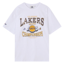 엔비에이(NBA) LAL 챔피언십 아치형 그래픽 반팔 티셔츠(N242TS020P) 화이트