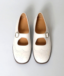 흰(HEENN) Wingtip Brogue Mary Jane Shoes . White