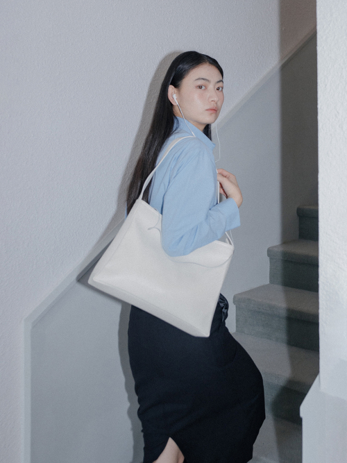 무쿠앤에보니(MUCU AND EBONY) Comfy Leather Bag 컴피백 레더 아이보리 - 사이즈 & 후기 | 무신사