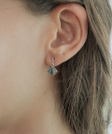 메리모티브(MERRYMOTIVE) Heart bar with aqua crystal drop earring