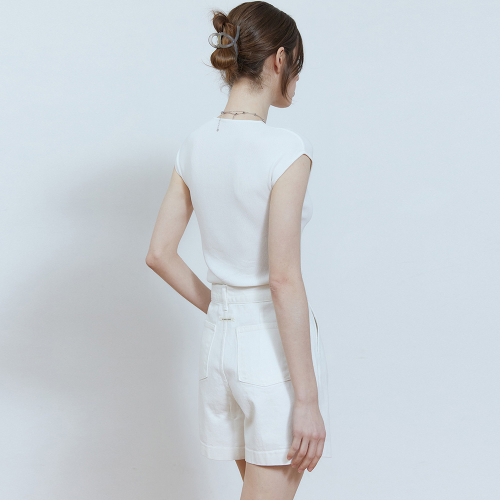 Back label point pintuck half pants - white