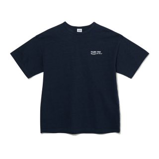 마크엠(MARKM) (W) WAVE SLOGAN GRAPHIC SLUB T-SHIRT-NAVY 상품 이미지