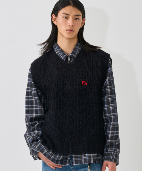 DOHERTY FISHERMAN CABLE KNIT VEST / BLACK