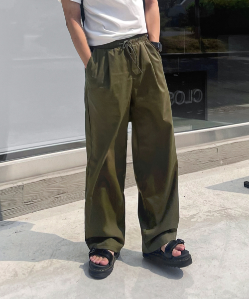 one tuck wide cargo banding pants