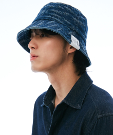 SCRATCH BLUE DENIM BUCKET HAT