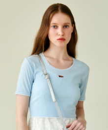 [WOMAN] BABY LESSER LOGO WAPPEN U-NECK LACE TAPE DETAIL T BABY BLUE