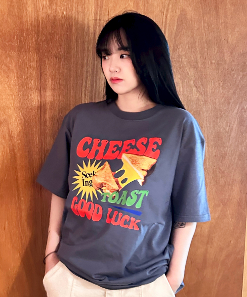 TRIPSHION Cheese Toast グラフィック Tシャツ 8colors 트립션(TRIPSHION) Cheese Toast 그래픽 티셔츠 - 8 컬러