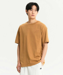 NBNEE4S121 / MEN 엠보스 로고 반팔티 (BROWN)