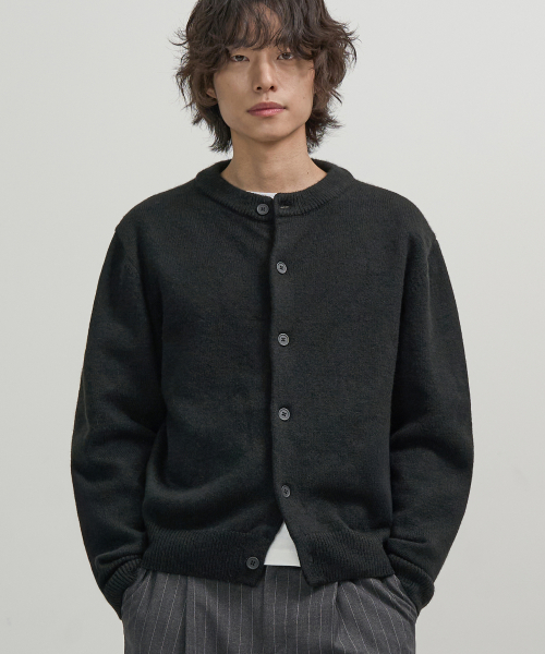 엑스컨테이너 미니멀 버튼 라운드넥 크롭 가디건 (BLACK)