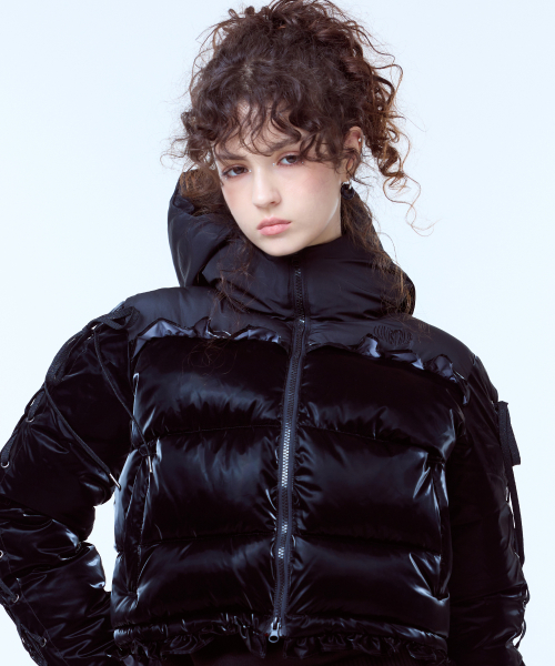 AM RIBBON FRILL PUFFER JACKET(BLACK)