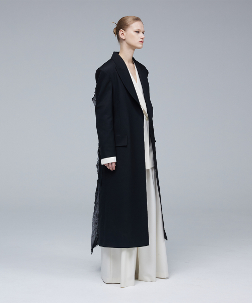 Open-type back doodle detail coat