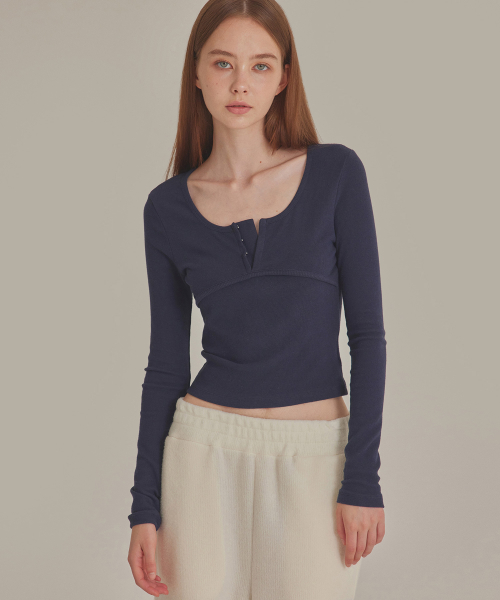 HOOK CLOSURE SCOOP NECK TOP_T426TP122