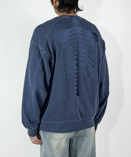 Свитшот с вышивкой скелета и пигментным окрашиванием (Washed Blue)