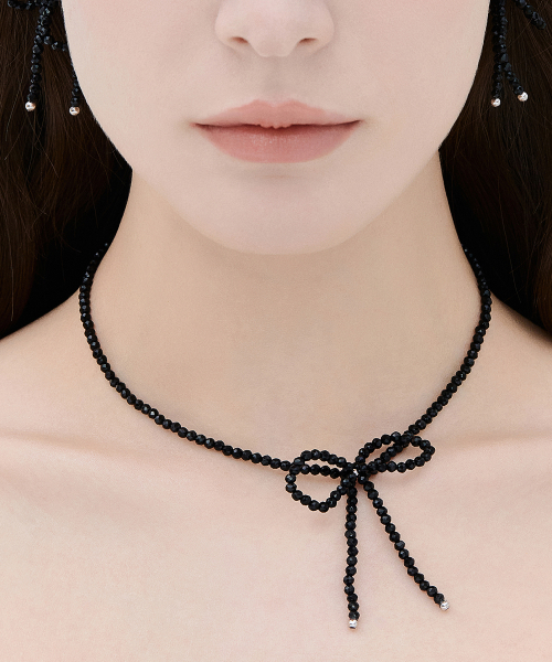 제이에스티나() [무신사 에디션] STELLA 리본 블랙 비드목걸이 (JJLJNZ4BF390BR400) 상품 이미지