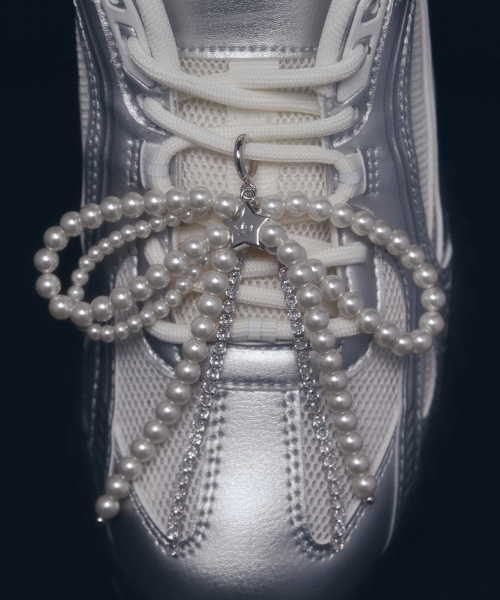 제이에스티나() [무신사 에디션] STELLA 리본 진주 비드 슈즈참 SET (JJLJMZ4BF396BR000) 상품 이미지