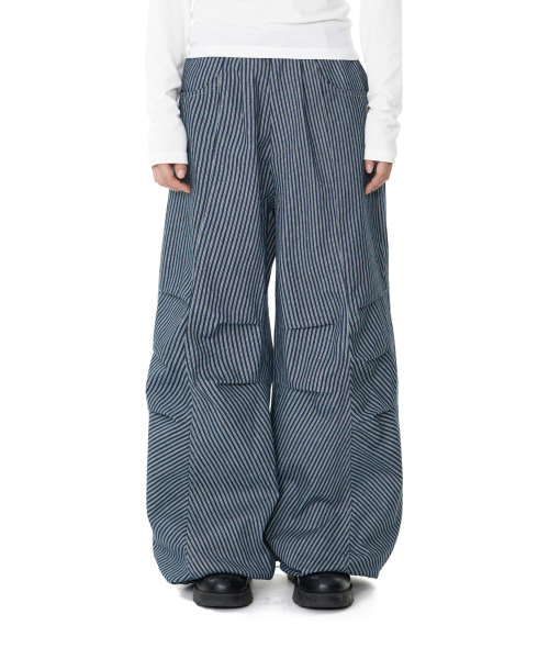 MUSINSA公式 | AAKAM Knee Pin-tuck Stripe Denim Pants (Black)