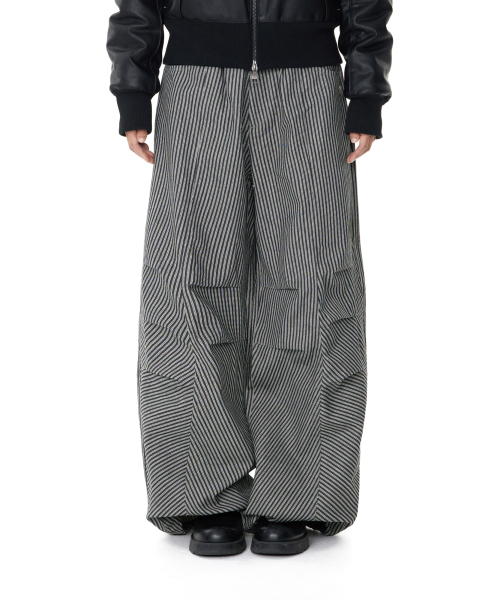아캄(AAKAM) Knee Pin-tuck Stripe Denim Pants (Black