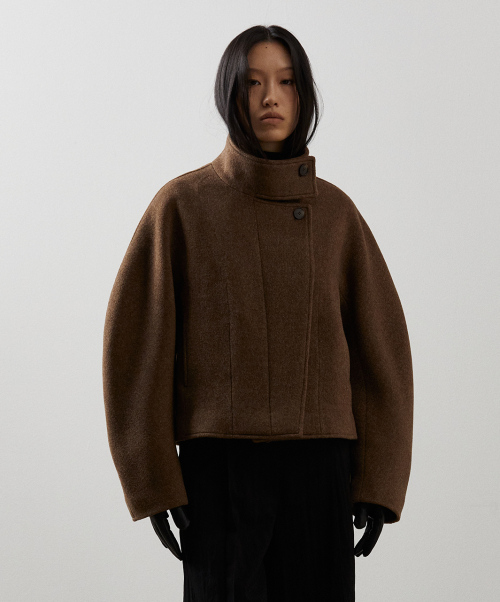 Короткое пальто из мериноса с высоким горлом_BROWN