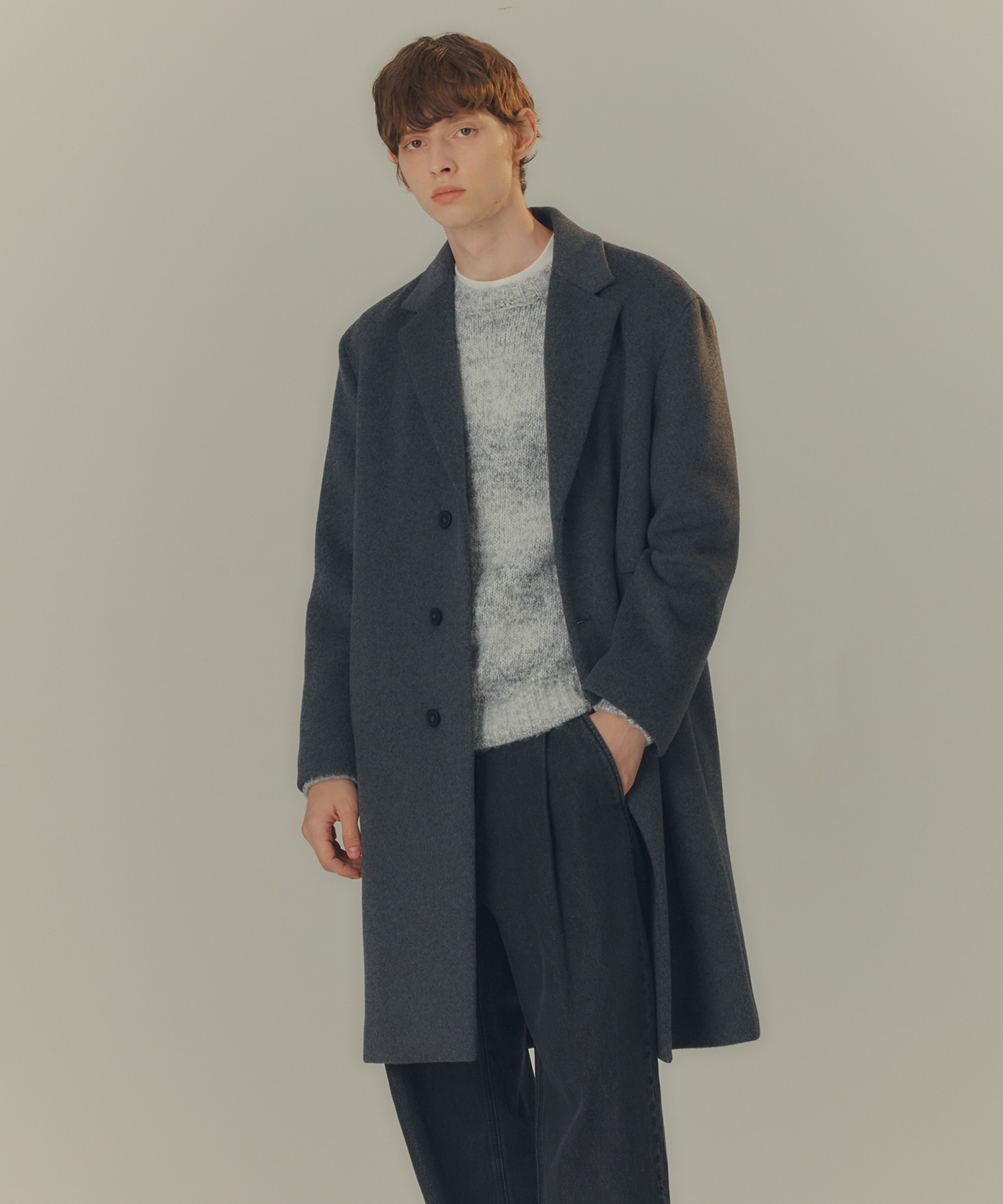 ラフォーレ原宿 STAFF STYLING Ground Y 2024-25 Autumn/Winter Collection 適度な厚みのあるフード コートにバルーンパンツを合わせた、Ground Y王道のスタイリング。 AIRY MOSSER TRUNCATED HOOD COAT  GO-C05-103-2-03 MOHAIR JACQUARD CREW NECK RAGLAN KNIT GO-K09-905 