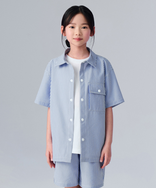 무신사 스탠다드 키즈() 스트라이프 오버사이즈 시어서커 반소매 셔츠 [네이비 스트라이프] 상품 이미지