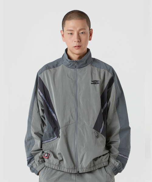 엄브로() HBL 노팅엄 스탠넥 웜업 바람막이 자켓 카키(UQ121CJK23) 상품 이미지