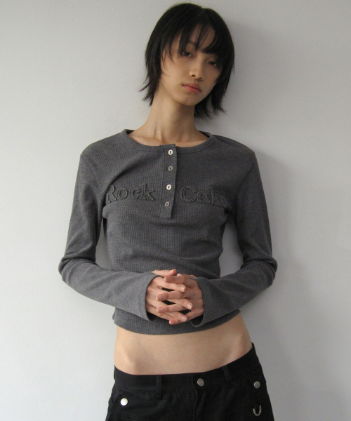 MUSINSA ROCKCAKE amood トップス ブラウス シズニルック MUSINSA公式 | ROCKCAKE Applique Logo Button Top - Charcoal