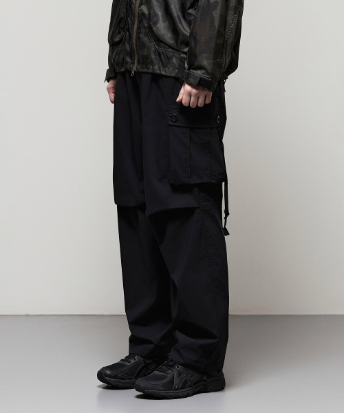 일꼬르소() [DRY COOL] 원 턱 카고 파라수트 팬츠 블랙 IEPA5E008BK 상품 이미지