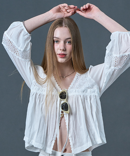 V-neck богемная блуза с вышивкой, сборкой и лентой [WHITE] KCL.