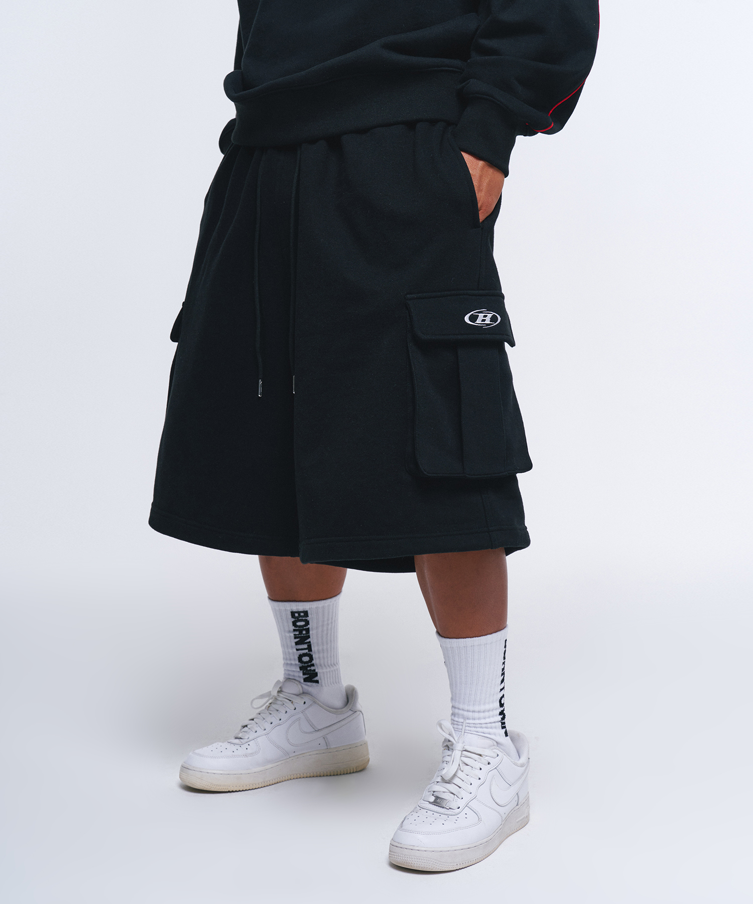 SYMBOL LOGO CARGO BERMUDA PANTS [BLACK]