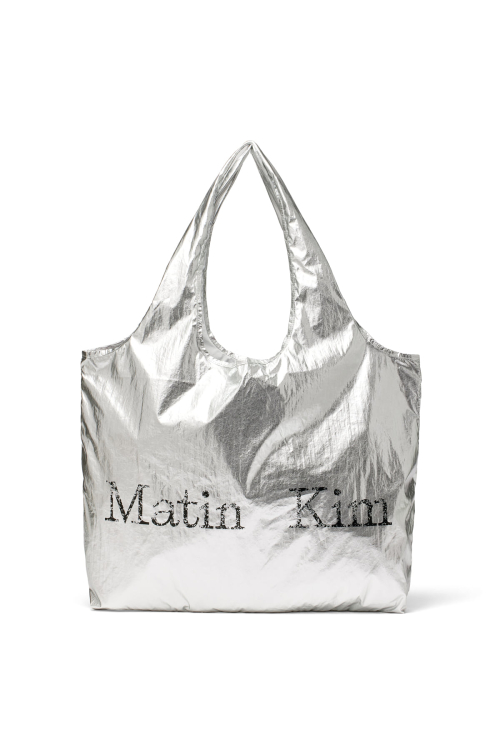 MUSINSA公式 | MATIN KIM MATIN CRACKED LOGO GLOSSY ECOBAG IN SILVER
