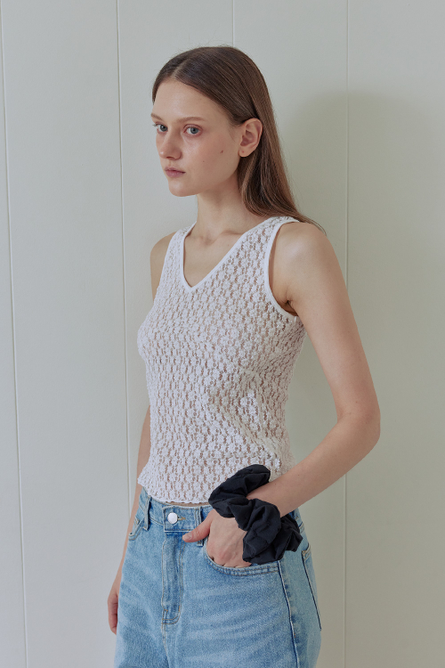 V-NECK LACE SLEEVELESS TOP
